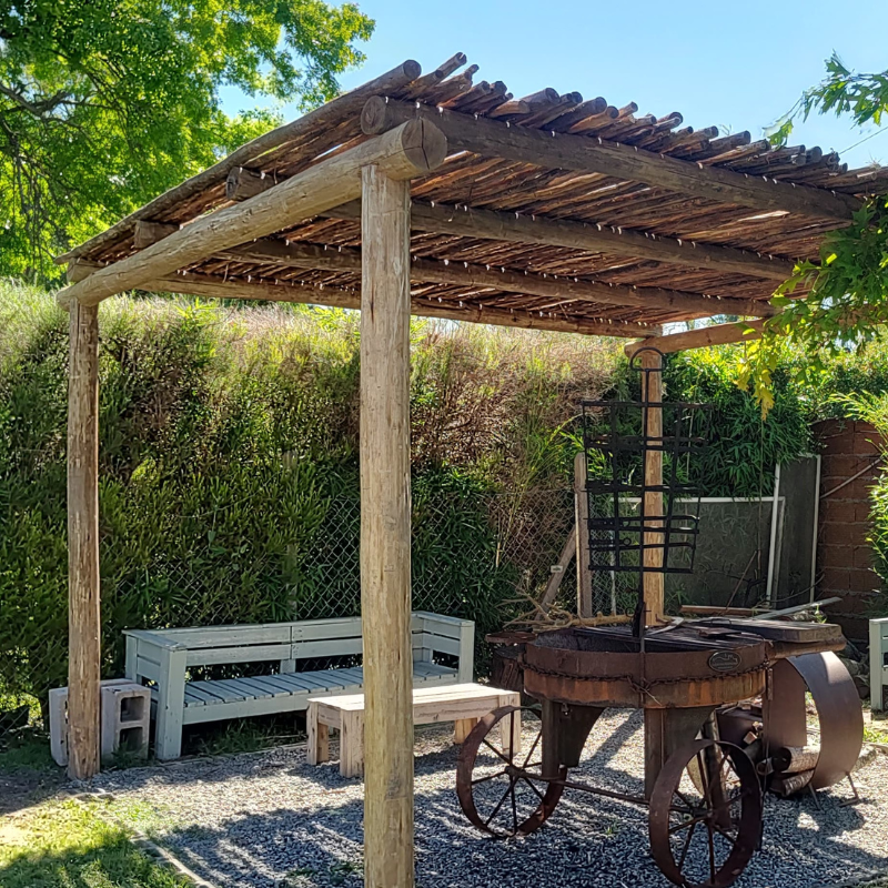Construcción de Pérgolas, Galerías y Garajes con Postes Impregnados